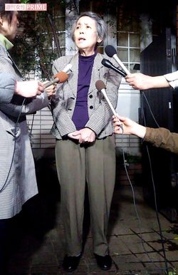 夫のなきがらを迎えに行き、自宅前で会見を行った妻の礼子さん。気丈に振る舞っていた