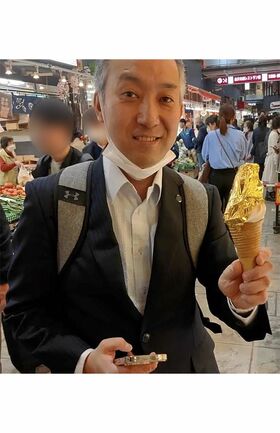 金箔のソフトクリームに笑顔を見せる外崎三吉容疑者（本人SNSより） 　朝霞市教育委員会によると、勤務する公立中には今年4月に着任。吹奏楽部の顧問で学級担任を持っている。　同校は緊急全校朝会を開いて生徒に事情説明したという。