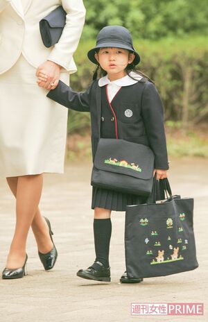 学習院幼稚園にご入園。通園バッグと手提げには2頭の愛犬、ピッピとマリがモデルの刺しゅうが施されている
