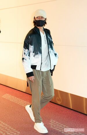 ミラノコレクションの会場でも着用していたブルゾンを羽織って颯爽と帰国した山下智久（2022年）