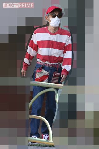 6月上旬、現在の自宅マンションから外出する楳図かずお