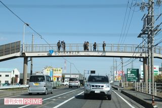 【11】番組スタッフは先回りして歩道橋で待機。走行中の様子はこのように撮影されていた！　撮影／斎藤周造