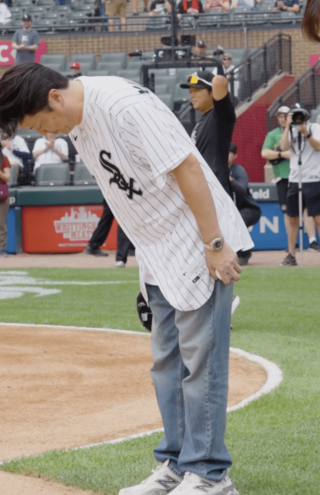始球式に登場した村上宗隆の両親（シカゴ・ホワイトソックスのX公式アカウントより）