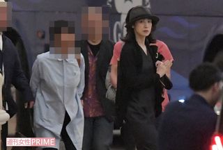 打ち上げ会場をあとにする天海祐希ら