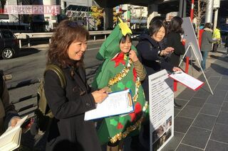 署名活動のため六本木の街頭に立った浅田。寒空の下、多くの署名を集めた