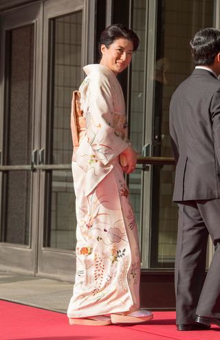 大相撲をご観覧のため国技館へ。居合わせた人たちや報道陣に笑顔を向けられる余裕も（5月14日）