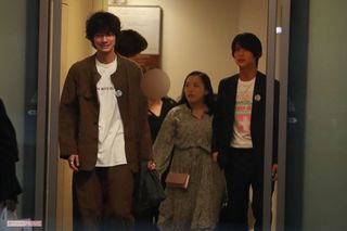 '19年8月、朝ドラ『なつぞら』の打ち上げに参加した岡田将生、中川大志、藤本沙紀