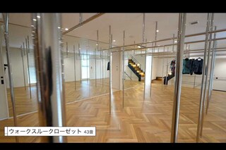 ヒカキンが住む20億円の新居のウォークスルークローゼット（本人のYouTubeチャンネルより）