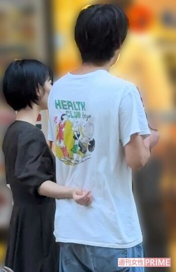 密着しながら牛丼チェーン店のメニューを見つめる吉谷彩子と秋元龍太朗