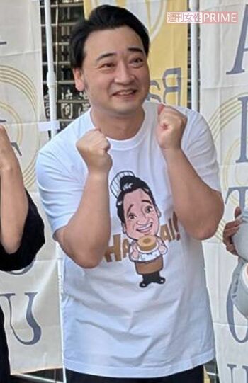 販売会で記念撮影に応じた元ジャングルポケット斉藤慎二被告