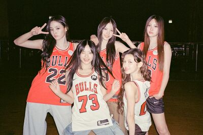 “ネオ・平成ぎゃる”なスクールルック！ファン（バーニーズ）の間では、ユニフォームを普段着に合わせる服装が人気に（NewJeans公式インスタグラムより）