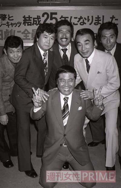 '79年のクレージーキャッツ。左から桜井センリさん、谷啓さん、安田伸さん、植木さん、犬塚弘、中央下はハナ肇さん