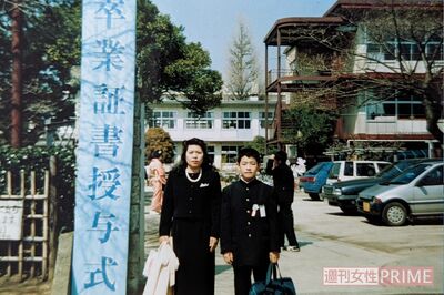 亡き母との記念写真。食の道へ進むきっかけとなったのは母の導き。ここまで20数年間、志ぶれずにやってこられたのも亡き母親の存在が大きかったから