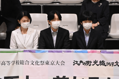 改修後の新居に住まわれている秋篠宮ご夫妻と悠仁さま（写真は'22年8月）