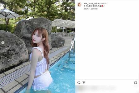 《今年初プール》というコメントとともにピンクの水着ショットを披露した辻希美と俳優の杉浦太陽の長女・希空（本人のインスタグラムより）