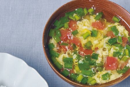 にらとトマトのかき玉みそ汁　撮影／中野博安