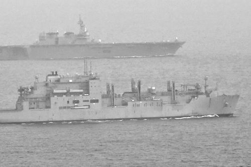 米海軍補給艦（手前）とともに航行する海上自衛隊の護衛艦