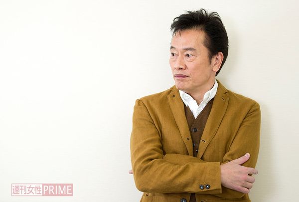 憂いを帯びた表情がどこかセクシーな遠藤憲一　撮影／伊藤和幸