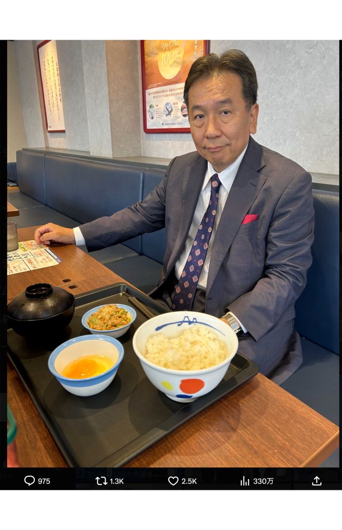 昨年10月、　牛丼チェーン店めぐりをする枝野議員（枝野幸男氏公式Xより）