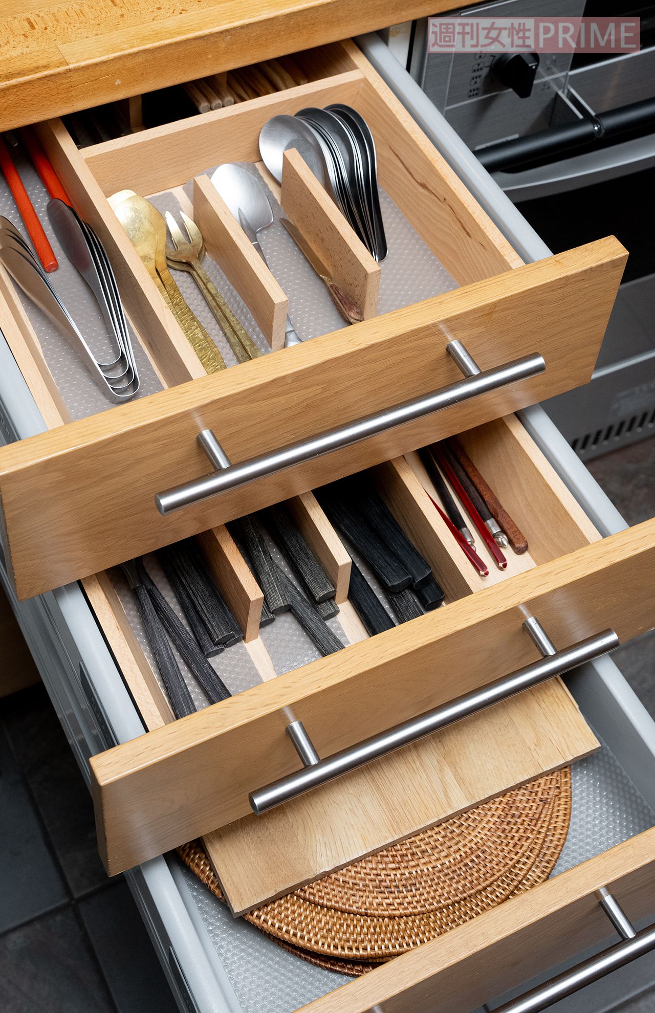 コンロ横の引き出しはトングや味見用に使うレンゲなどをいちばん上に。2段目以下には箸やランチョンマットなどダイニングで使用するものを入れている　撮影／伊藤和幸