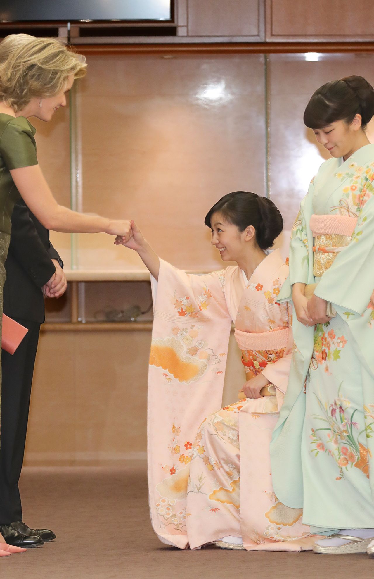 ベルギー国王夫妻には眞子さまに続き和装で、「カーテシー」を（'16年10月）