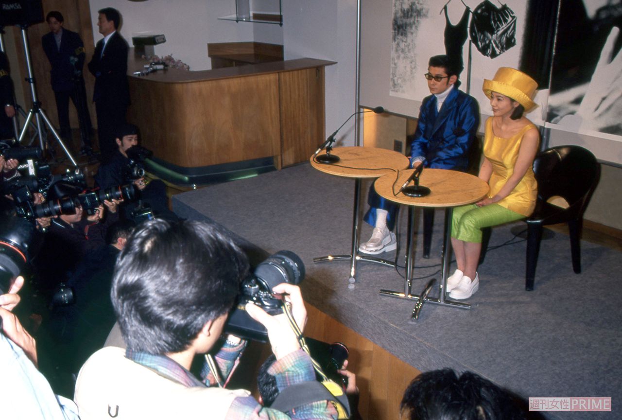 永瀬正敏と小泉今日子の結婚発表会見には多くの報道陣が駆けつけた（'95年）