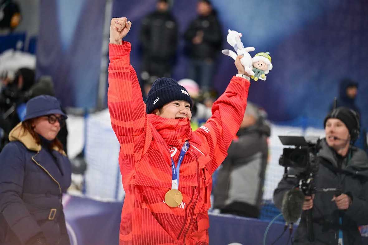 ミラノ・コルティナ五輪のスノーボード男子ハーフパイプで金メダルを獲得した戸塚優斗　撮影／JMPA