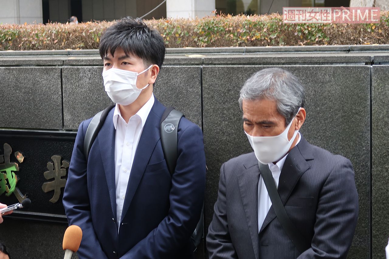 公判後、涙ながらに取材に応じる松永さん（左）と、真菜さんの父・上原義教さん