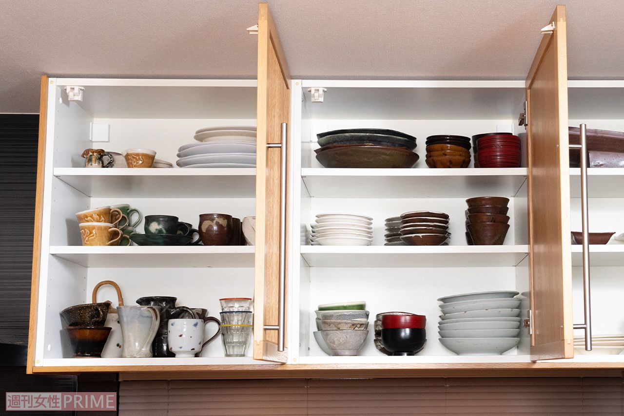 使う頻度の高い器は、下段に収納しておくと取り出しやすい。上段には出番の少ない器を　撮影／伊藤和幸