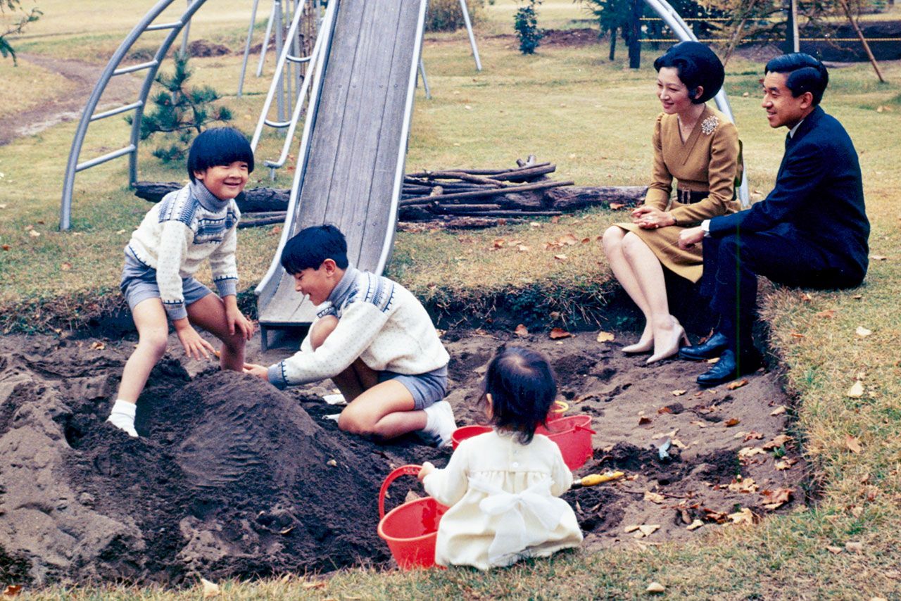 '71年11月、旧赤坂御所で砂遊びを楽しまれる3人のお子さま方と、見守られる上皇ご夫妻