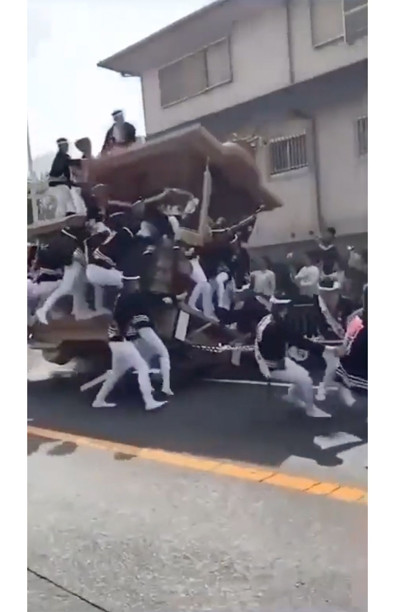 交差点を右に曲がった際、左に傾くだんじり　1/9（SNSより）