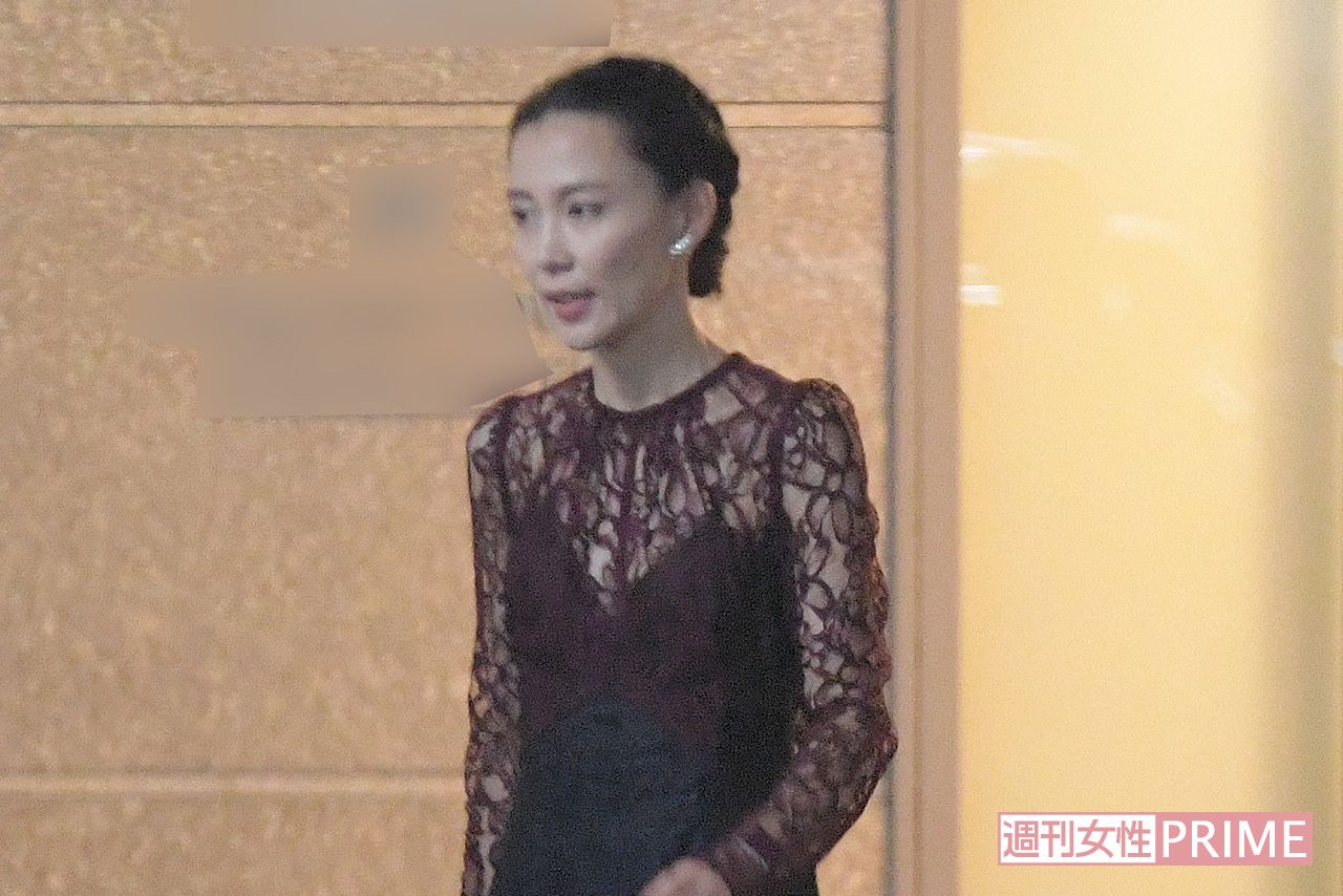 木村佳乃はワイン色のシースルードレスでスタイルのよさが目立っていた