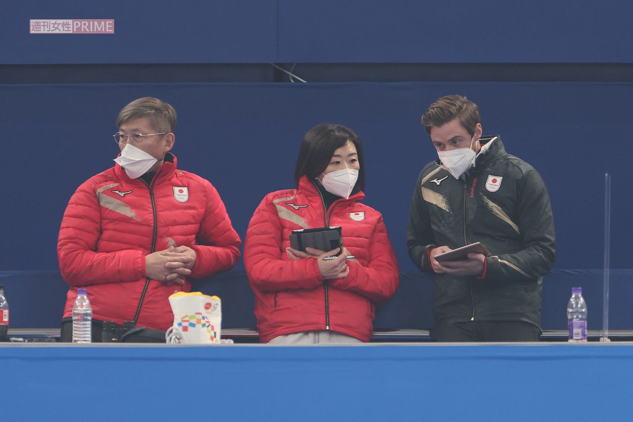 カーリング女子日本代表に欠かせない、フィフスの石崎琴美（中央）は監督、コーチとともにチームを支える（JMPA代表撮影）
