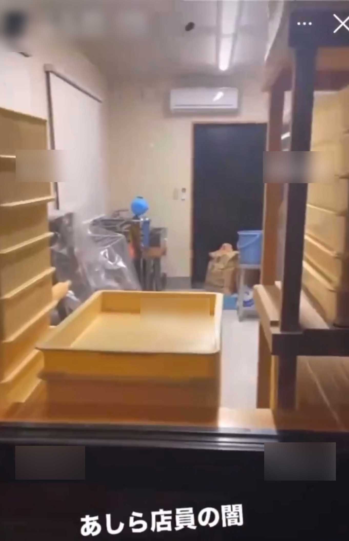 ネットで拡散されている動画。新潟県にある『荒川らーめん魂 あしら』のバックヤードと思しき場所で従業員と思われる男性が、茹でる前の麺を素手でパクパクと口に