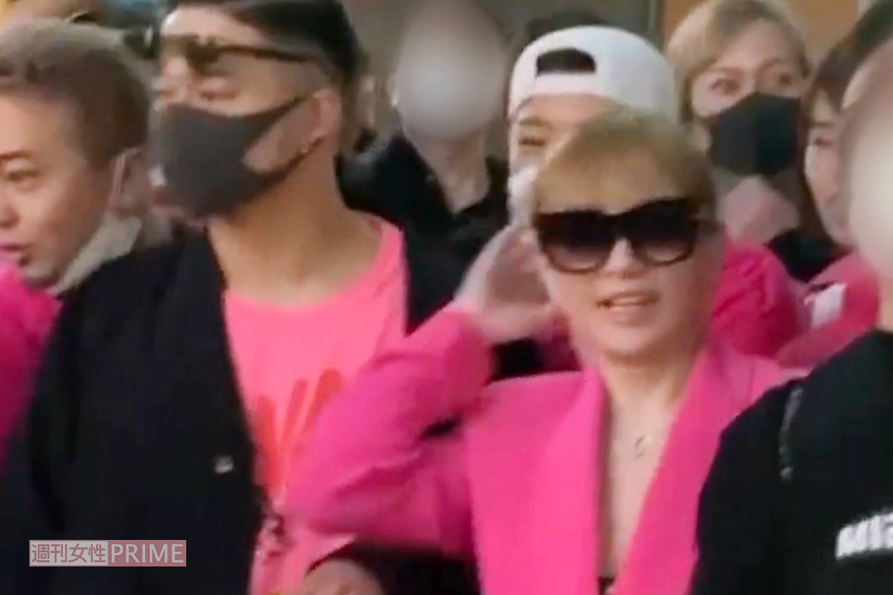 人混みのなか、サングラスをかけ全身ピンクの衣装で現れた浜崎あゆみ（2022年）