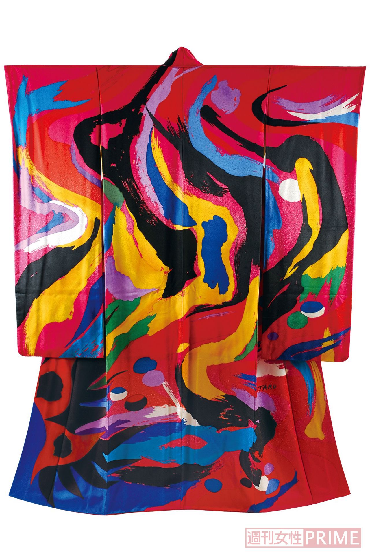 TAROきもの 岡本太郎原案（昭和49年頃（1974頃） 東京・岡本太郎記念館蔵 撮影：堤 勝雄）／「きものは、“絵画”を身につけて、誇らしく楽しむ、世界でもユニークな衣装だと思う」と岡本太郎。そんな彼は昭和49年にブランド『TAROきもの』を立ち上げた。本展では、昔のもののみならず、現代の着物も多数展示