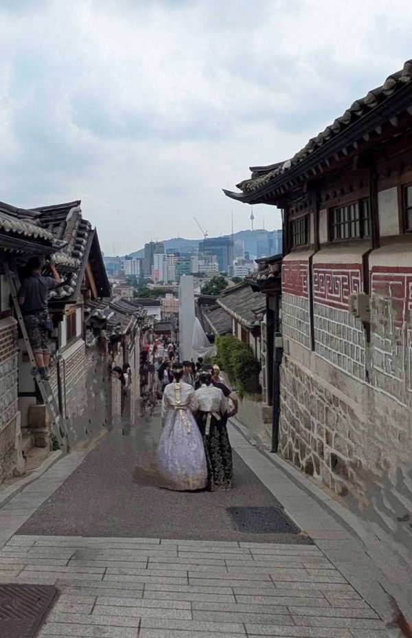 フォトスポットとして人気の北村韓屋村。韓服を着て散策できる体験も