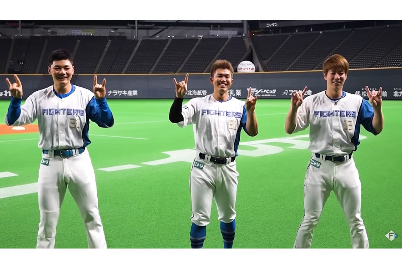バズるきっかけとなった動画できつねダンスを踊る清宮(左、北海道日本ハムファイターズ公式YouTubeより)