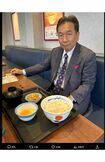 昨年10月、 牛丼チェーン店めぐりをする枝野議員(枝野幸男氏公式Xより)