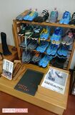 撮影協力をする『きねや足袋』には、ランニング足袋『無敵』がズラリ