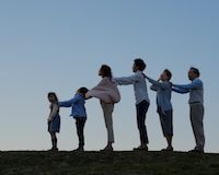 「子どもに自分で考えさせる」“遠くから見守る親”が頼られる