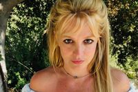 「謎の男に太ももを舐めさせる」ブリトニー・スピアーズのSNS投稿が迷走、サム・アスガリとの離婚劇に“ド…