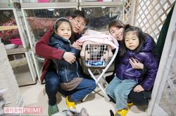 家族になる猫と一緒に、笑顔で記念撮影をする加藤さんご家族