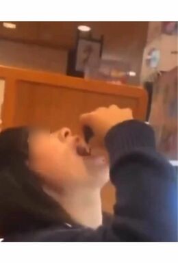 しょうゆ差しから直接しょうゆを口に流し込む女性（拡散されている動画より）