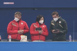 カーリング女子日本代表に欠かせない、フィフスの石崎琴美（中央）は監督、コーチとともにチームを支える（JMPA代表撮影）