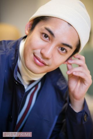 朝ドラでは黒ブチメガネのお茶目な姿が印象的だけど、普段の大野拓朗はかなりのイケメン。でも本人いわく「何が壁ドンだ！（笑）　僕はあくまでも三枚目で1番をとりたいんです！」　撮影／伊藤和幸