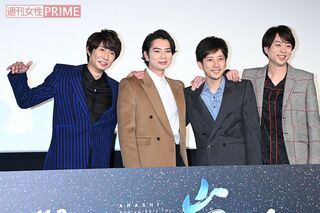 '21年11月、嵐のライブ映画の舞台挨拶に4人が登場。相葉雅紀が大野智の位置も示しているが……