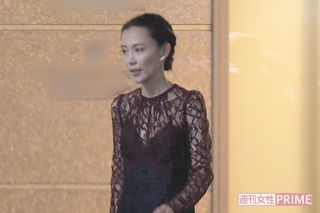 木村佳乃はワイン色のシースルードレスでスタイルのよさが目立っていた