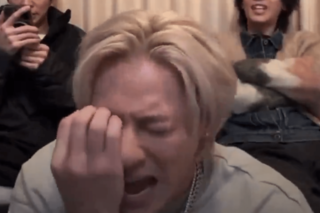 舌打ちする平野紫耀（Xより）