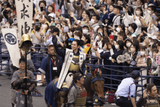 '23年のNHK大河で主演を務めた松本は、同年5月に徳川家康の衣装で浜松まつりに登場